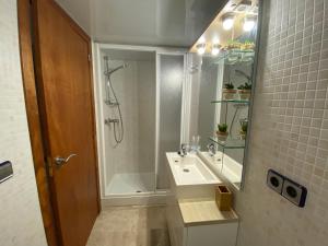 Kúpeľňa v ubytovaní PRECIÓS APARTAMENT A PRIMERA LÍNIA DE MAR + 29 fotografií