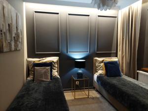 Un pat sau paturi într-o cameră la Nowoczesne domki z kominkami, sauną i fotelem masującym Bayamo, Lucca, Hawana I i Hawana II