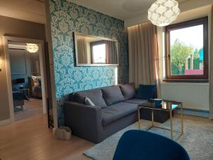 O zonă de relaxare la Nowoczesne domki z kominkami, sauną i fotelem masującym Bayamo, Lucca, Hawana I i Hawana II