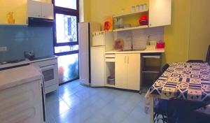 a kitchen with a table in the middle of a room at Porta Di Ferro al centro storico in Gaeta
