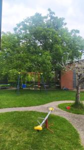 um parque com um parque infantil com um baloiço em Casa Rural Tejedor em Morillo de Monclús