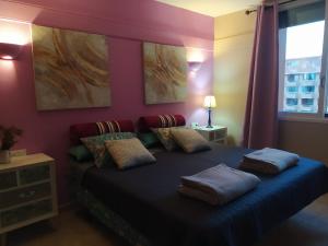 1 dormitorio con 1 cama con 2 almohadas en Las Palmeras, 893, en Fuengirola