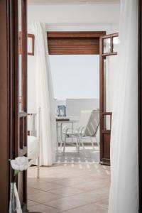 una puerta abierta a una sala de estar con mesa y sillas en Sea View Casa en Naxos
