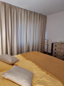 1 dormitorio con 1 cama y una ventana con cortinas en BIVIO apartment Dolná, en Banská Štiavnica