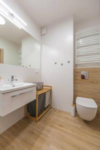 łazienka z białą umywalką i toaletą w obiekcie Mi Casa Holidays Apartamenty Olimpijska O2 w mieście Mielno +37 zdjęć