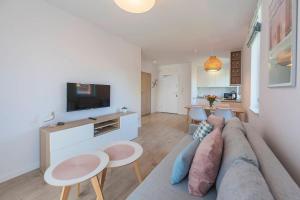 Telewizja i/lub zestaw kina domowego w obiekcie Mi Casa Holidays Apartamenty Olimpijska O2