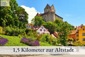 eine Stadt mit einem Schloss im Hintergrund in der Unterkunft Fit-Relax Apartments Meersburg mit eigenem Sportstudio in Meersburg