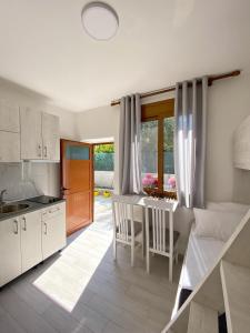 eine Küche und ein Wohnzimmer mit einem Tisch und Stühlen in der Unterkunft Sunny guest house in Vlorë