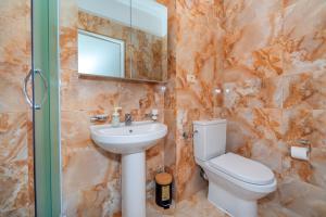 Koupelna v ubytování Alex Lux sea view apartment 1 + 9 fotografií