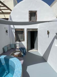 Bazén v ubytování Angels Villa Santorini nebo v jeho okolí