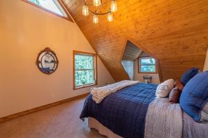 Un pat sau paturi într-o cameră la Luxury House with Plenty of Room and Amazing Location - Lookout Lodge