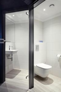 Koupelna v ubytování Q Hotel Plus Wrocław Bielany
