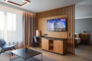 TV a/nebo společenská místnost v ubytování Q Hotel Plus Wrocław Bielany