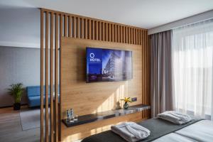 TV a/nebo společenská místnost v ubytování Q Hotel Plus Wrocław Bielany