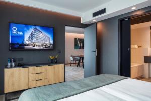 TV a/nebo společenská místnost v ubytování Q Hotel Plus Wrocław Bielany
