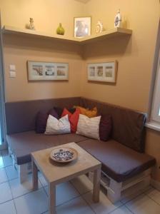 ein Wohnzimmer mit einem Sofa und einem Tisch in der Unterkunft Strandközeli Babu-házunk kiadó! in Velence