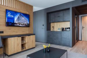 TV a/nebo společenská místnost v ubytování Q Hotel Plus Wrocław Bielany