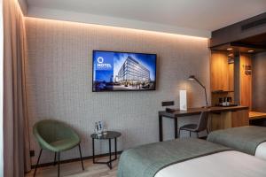 TV a/nebo společenská místnost v ubytování Q Hotel Plus Wrocław Bielany