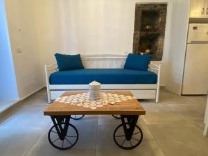 A seating area at BIANCO BLUE