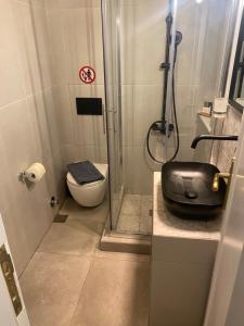 A bathroom at BIANCO BLUE