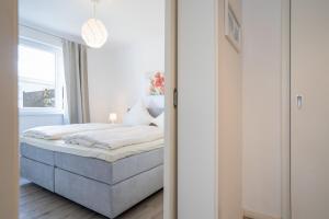 1 dormitorio con cama y ventana en Kiepenberg-9a-Scharbeutz-Kie-009, en Scharbeutz