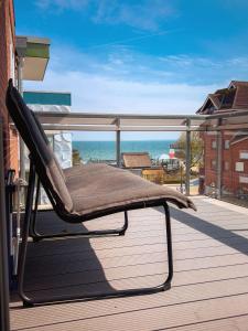 einen Stuhl auf einem Balkon mit Meerblick in der Unterkunft "Traumblick am Meer" - HAN/002 in Scharbeutz