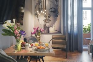 einen Esstisch mit einem Teller Essen drauf in der Unterkunft E&F Luxury Apartments in Pula