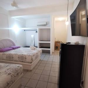 תמונה מהגלריה של Lovely studio apartment with balcony AC & wi-fi, minutes from downtown! בזיהואטנחו