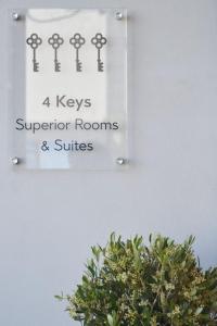 un panneau pour 4 chambres et suites supérieures à clés dans l'établissement 7Rizes Luxury Living, à Héraklion