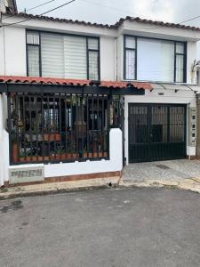 una casa con una puerta negra y un edificio en Apartamento tipo boutique por el CC Titán Plaza, en Bogotá