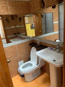 uma casa de banho com um WC e um lavatório em Apartamento tipo boutique por el CC Titán Plaza em Bogotá