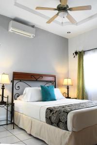 een slaapkamer met een bed en een plafondventilator bij Hotel San Jose, Matagalpa. in Matagalpa