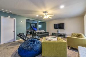 a living room with couches and a ceiling fan at Blue Oak Oasis near Oakhurst, Bass Lake & Yosemite in Oakhurst