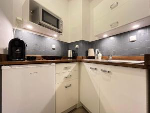 Kuchyňa alebo kuchynka v ubytovaní Apartament Warszawa Centrum Helvetia Plus