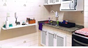 uma cozinha com pia e bancada em Apartamento Cabo Frio 2 QUARTOS 250 METROS DA RODOVIÁRIA em Cabo Frio mais 5 fotografias