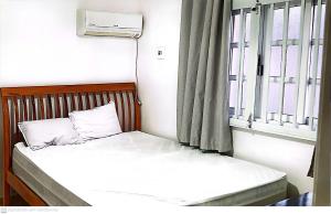 um quarto com duas camas e uma janela em Apartamento Cabo Frio 2 QUARTOS 250 METROS DA RODOVIÁRIA em Cabo Frio