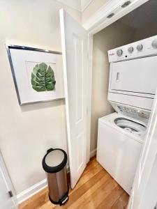 a laundry room with a washer and dryer at COZY DOWNTOWN APARTMENT-Naval Academy Vicinity in Annapolis