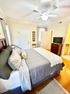 a bedroom with a bed and a ceiling fan at COZY DOWNTOWN APARTMENT-Naval Academy Vicinity in Annapolis