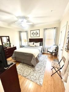 a bedroom with a bed and a television in it at COZY DOWNTOWN APARTMENT-Naval Academy Vicinity in Annapolis