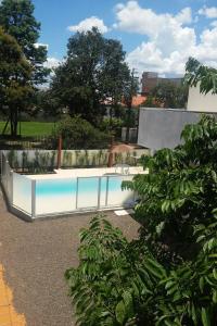a swimming pool in the middle of a yard at Casa com piscina Temporada Foz do Iguaçu in Foz do Iguaçu