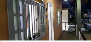 um corredor vazio com uma porta aberta para um edifício em Apartamento Cabo Frio 2 QUARTOS 250 METROS DA RODOVIÁRIA em Cabo Frio