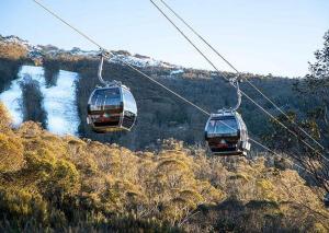dos góndolas en un remonte sobre una colina en Powder 3A, en Thredbo 4 fotos más