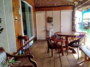 porche con mesa, sillas y lavamanos en Seaside home en Ko Mook