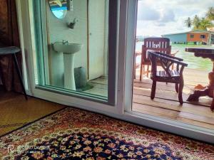 Balkón nebo terasa v ubytování Seaside home + 37 fotografií