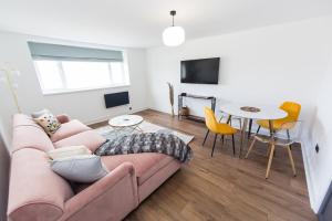 Seating area sa Coastline Villas - Heart of Redcar 1 & 2 Bed New Apartments, ideal for contractors and holidayers