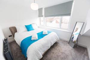 Katil atau katil-katil dalam bilik di Coastline Villas - Heart of Redcar 1 & 2 Bed New Apartments, ideal for contractors and holidayers