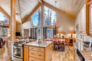 Restaurace v ubytování Gorgeous Mountain Cabin with Expansive Glass - Willow Creek