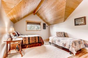 Postel nebo postele na pokoji v ubytování Gorgeous Mountain Cabin with Expansive Glass - Willow Creek