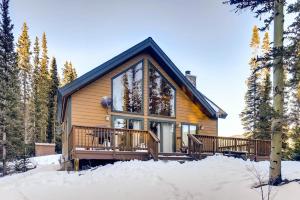 Gorgeous Mountain Cabin with Expansive Glass - Willow Creek v zimě