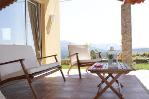 un patio con 2 sedie e un tavolino da caffè di Casa da Nininha a Vale de Cambra